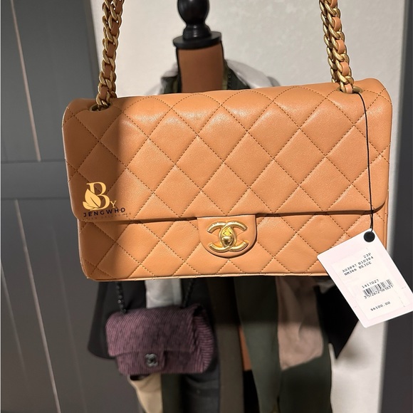 Chanel Medium Single Flap Bag in Caramel 23P Spring Collection 2023 - Picture 11 of 12